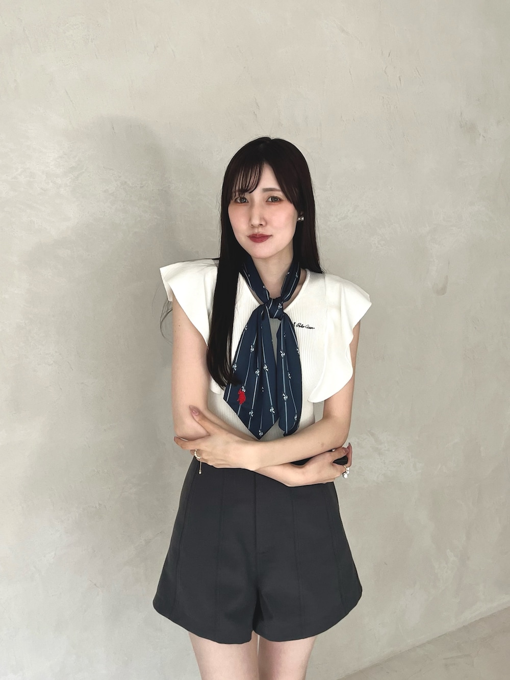 グレー系のその他パンツ、ブラック系のシューズ、ホワイト系のニット/セーターを着用したレディースの夏コーディネートの6枚目の写真