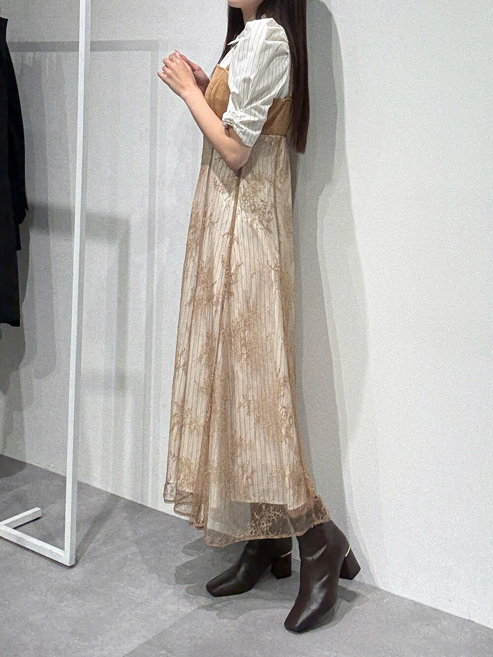 ブラウン系のブーツ、ベージュ系のワンピースを着用したレディースの夏コーディネートの3枚目の写真