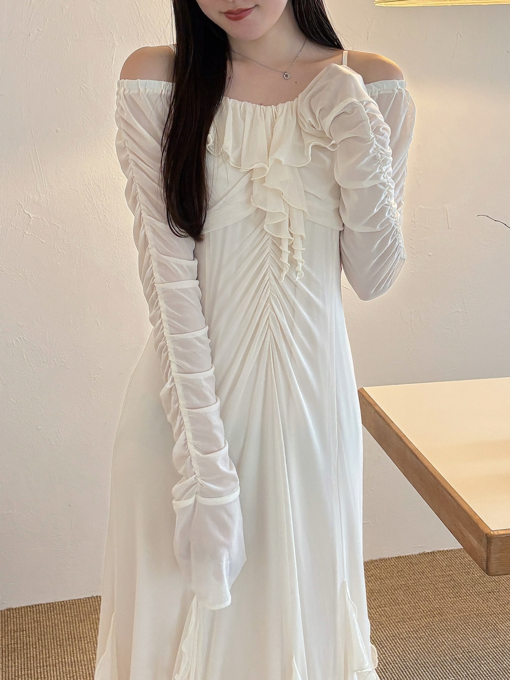 ホワイト系のワンピース、ブラック系のブーツを着用したレディースの秋コーディネートの5枚目の写真