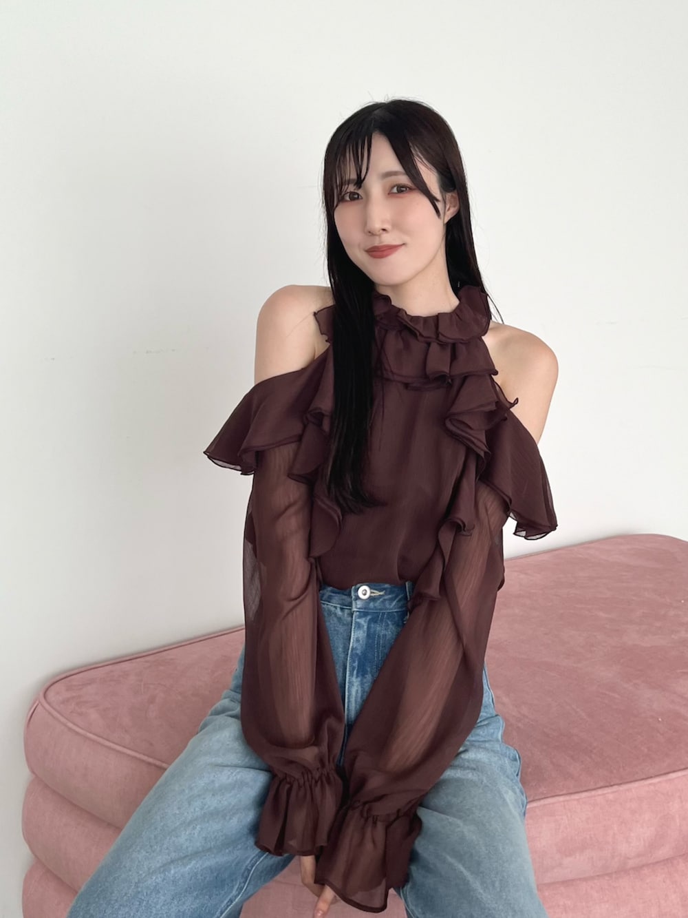 ブラウン系のローファー、ブルー系のデニムパンツ、ブラウン系のワンピースを着用したレディースの夏コーディネートの9枚目の写真