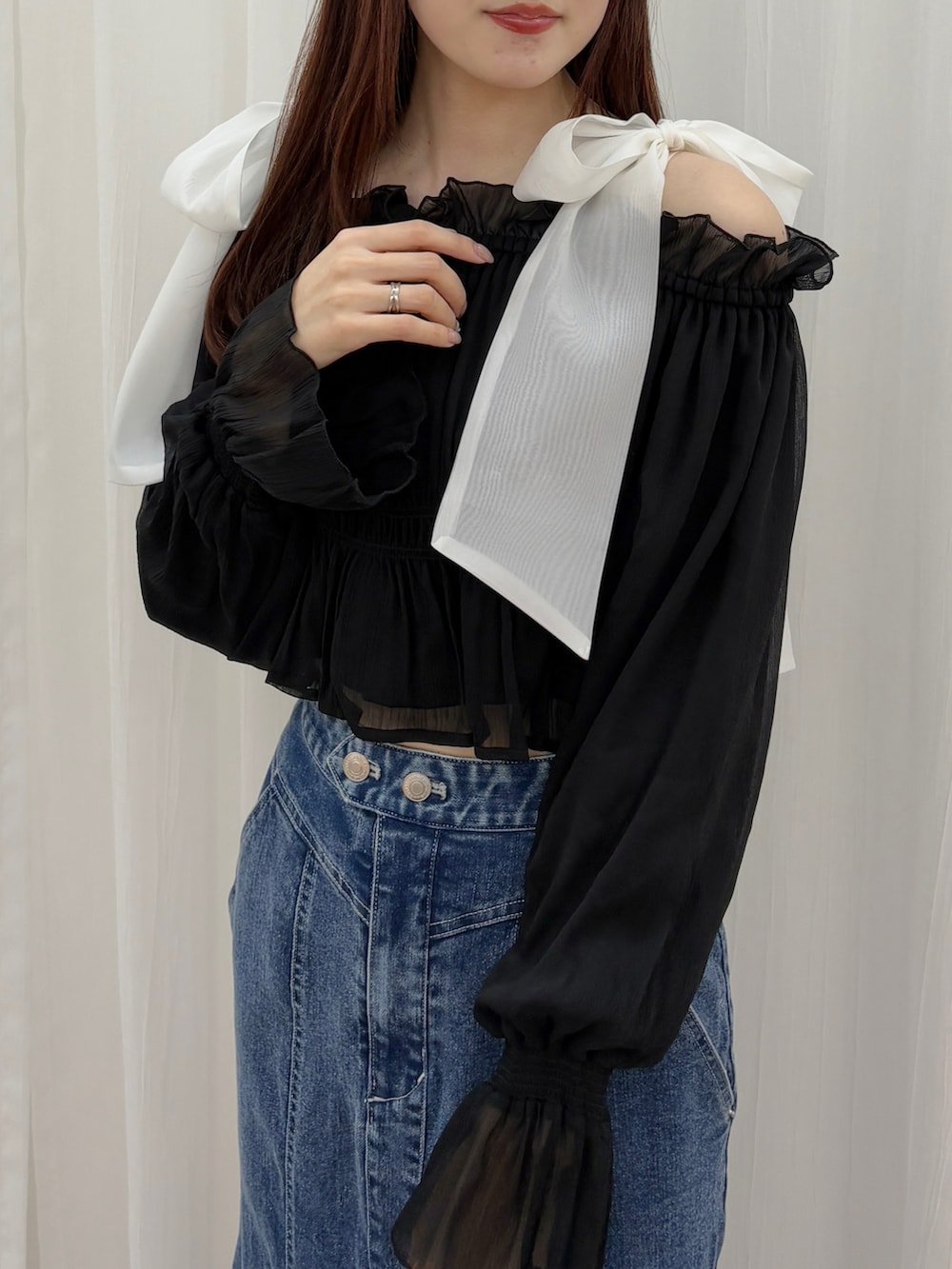 ブラック系のシャツ/ブラウス、ブルー系のスカート、ブラック系のパンプスを着用したレディースの春コーディネートの5枚目の写真