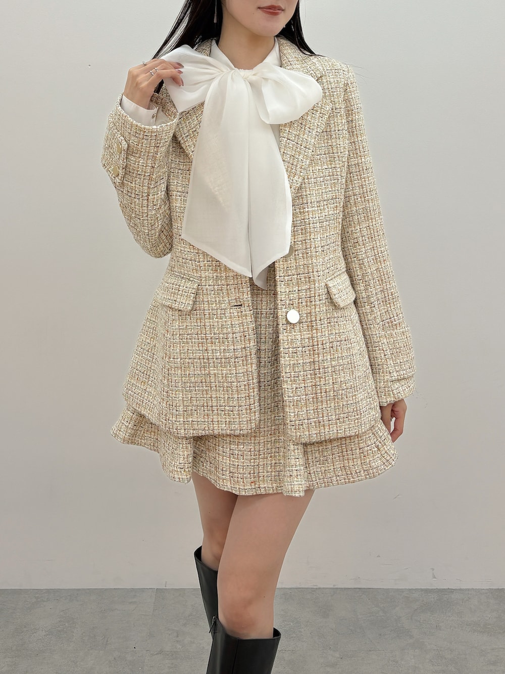 ブラウン系のブーツ、ホワイト系のシャツ/ブラウス、ベージュ系のテーラードジャケットを着用したレディースの冬コーディネートの5枚目の写真