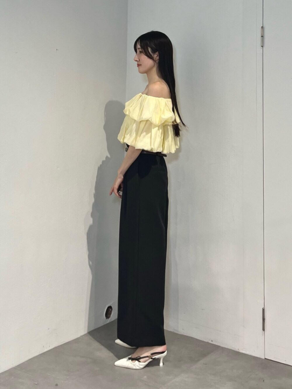 ブラック系のその他パンツ、ホワイト系のサンダル、イエロー系のシャツ/ブラウスを着用したレディースの夏コーディネートの3枚目の写真