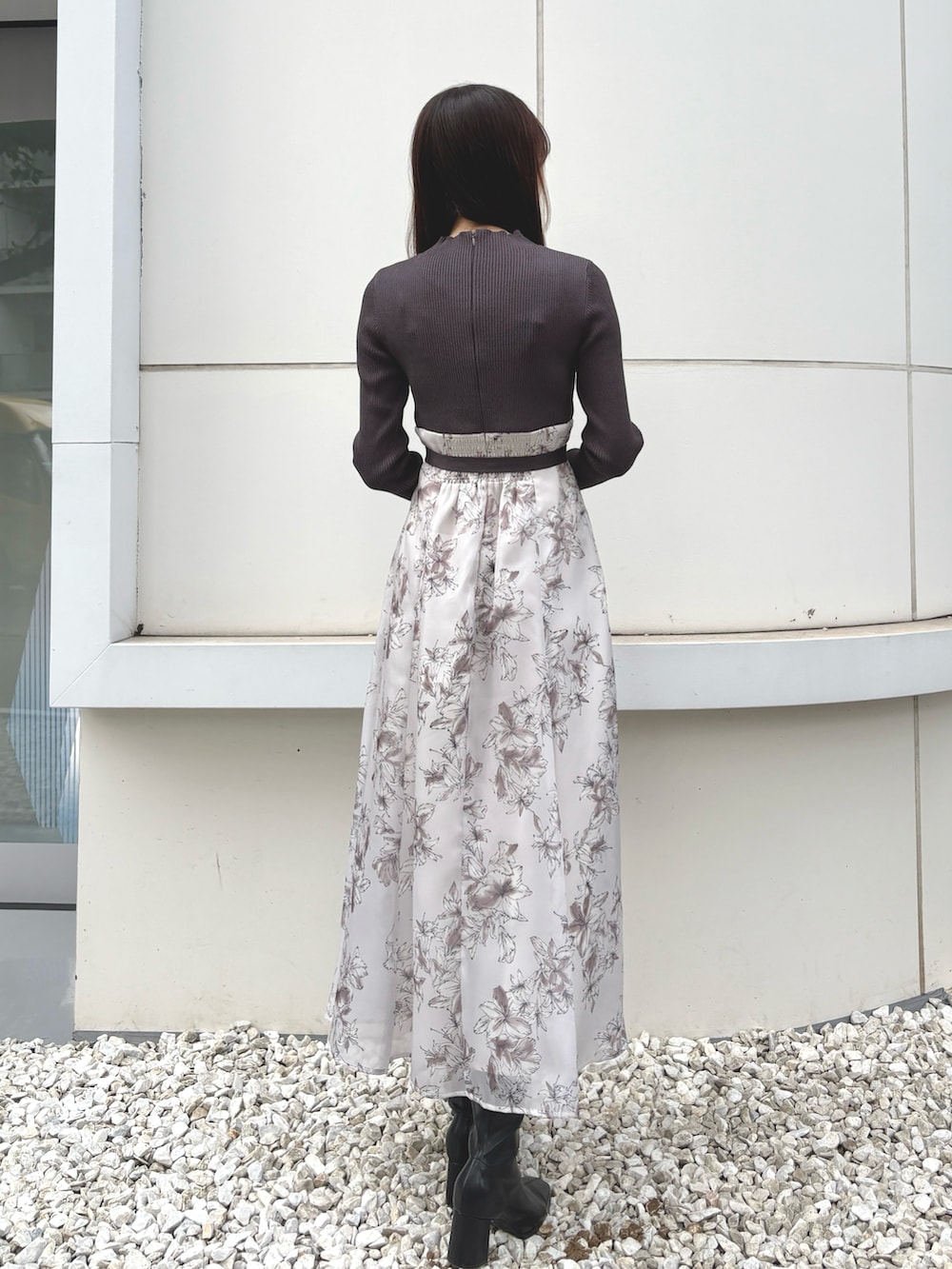 グレー系のワンピース、ブラック系のブーツを着用したレディースの冬コーディネートの3枚目の写真