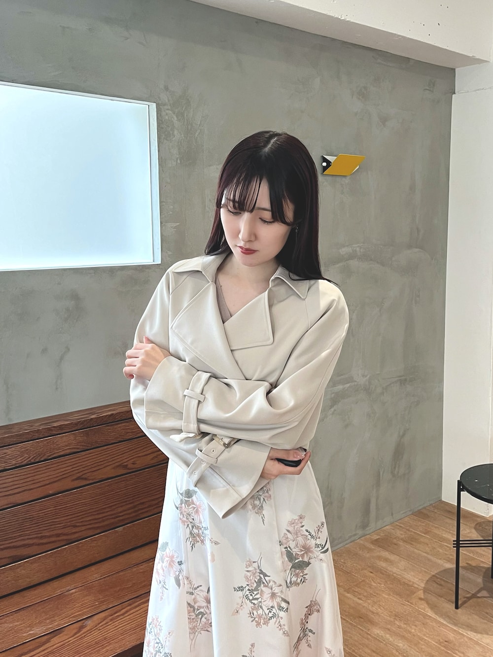 ブラウン系のパンプス、ベージュ系のワンピース、ホワイト系のトレンチコートを着用したレディースの春コーディネートの4枚目の写真