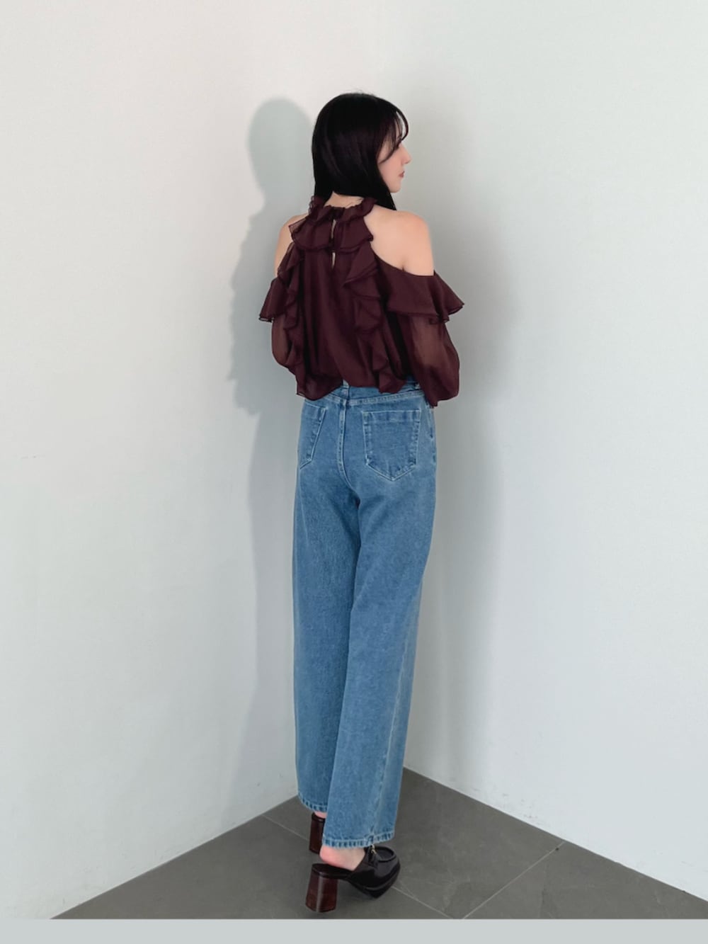 ブラウン系のローファー、ブルー系のデニムパンツ、ブラウン系のワンピースを着用したレディースの夏コーディネートの3枚目の写真