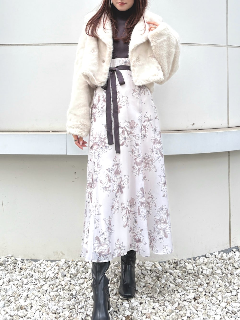 グレー系のワンピース、ブラック系のブーツを着用したレディースの冬コーディネートの4枚目の写真