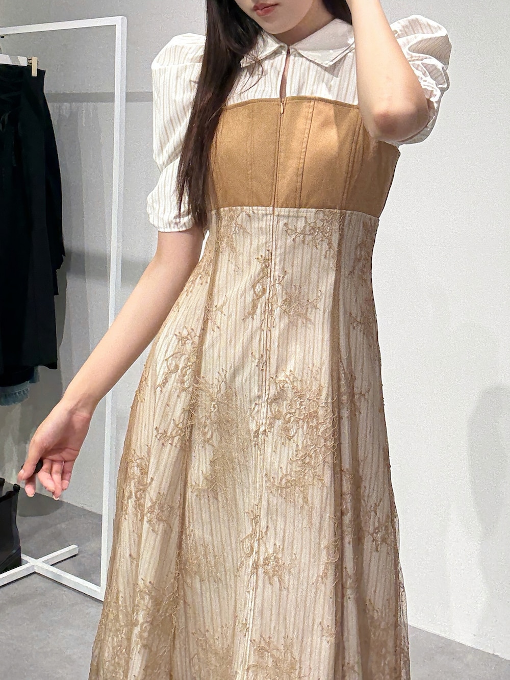 ブラウン系のブーツ、ベージュ系のワンピースを着用したレディースの夏コーディネートの5枚目の写真