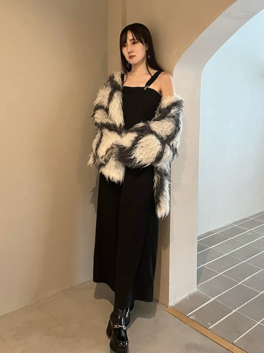 ブラック系のブーツ、ブラック系のつなぎ/オールインワン、その他のニット/セーターを着用したレディースの春コーディネートの3枚目の写真