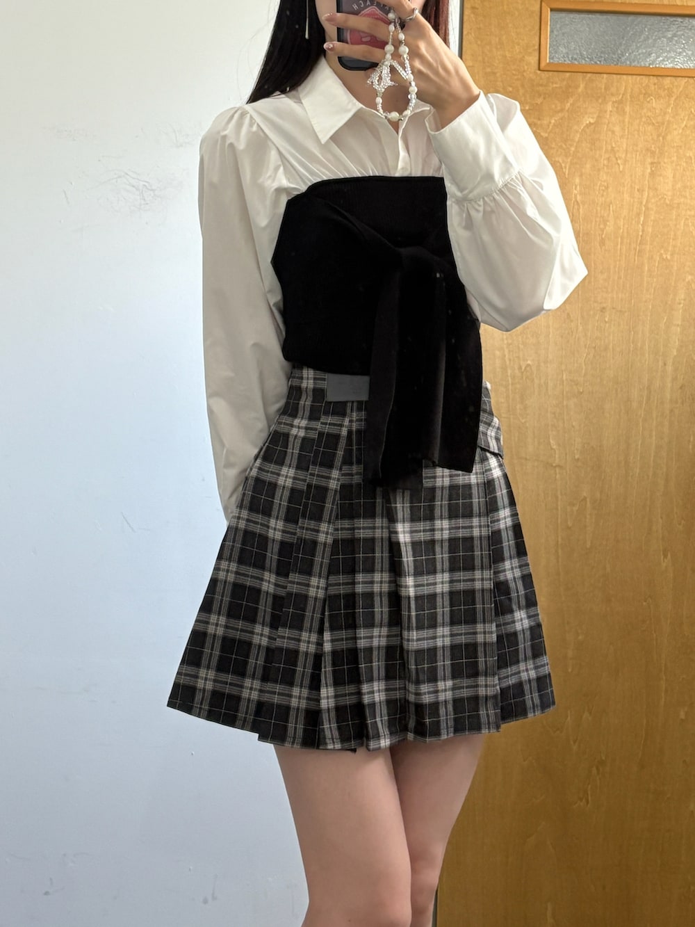 ホワイト系のシャツ/ブラウス、その他のスカート、ブラック系のブーツを着用したレディースの秋コーディネートの3枚目の写真