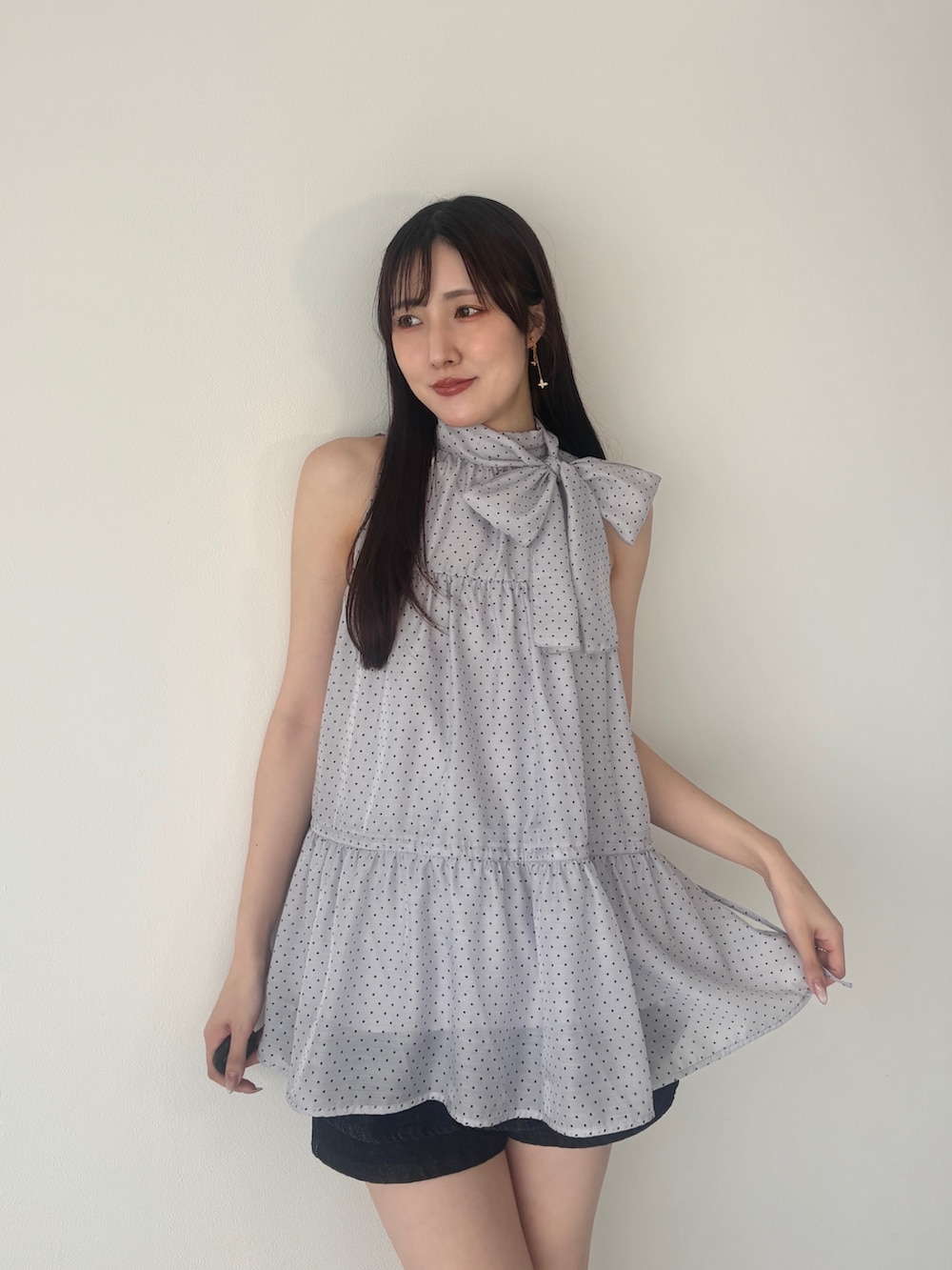 ブラウン系のパンプス、グレー系のシャツ/ブラウス、ブルー系のその他パンツを着用したレディースの夏コーディネートの5枚目の写真