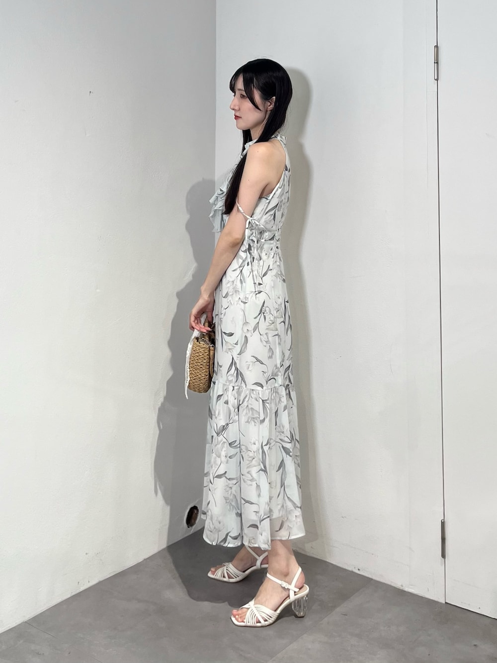 ブルー系のワンピース、ベージュ系のハンドバッグ、ホワイト系のサンダルを着用したレディースの夏コーディネートの4枚目の写真