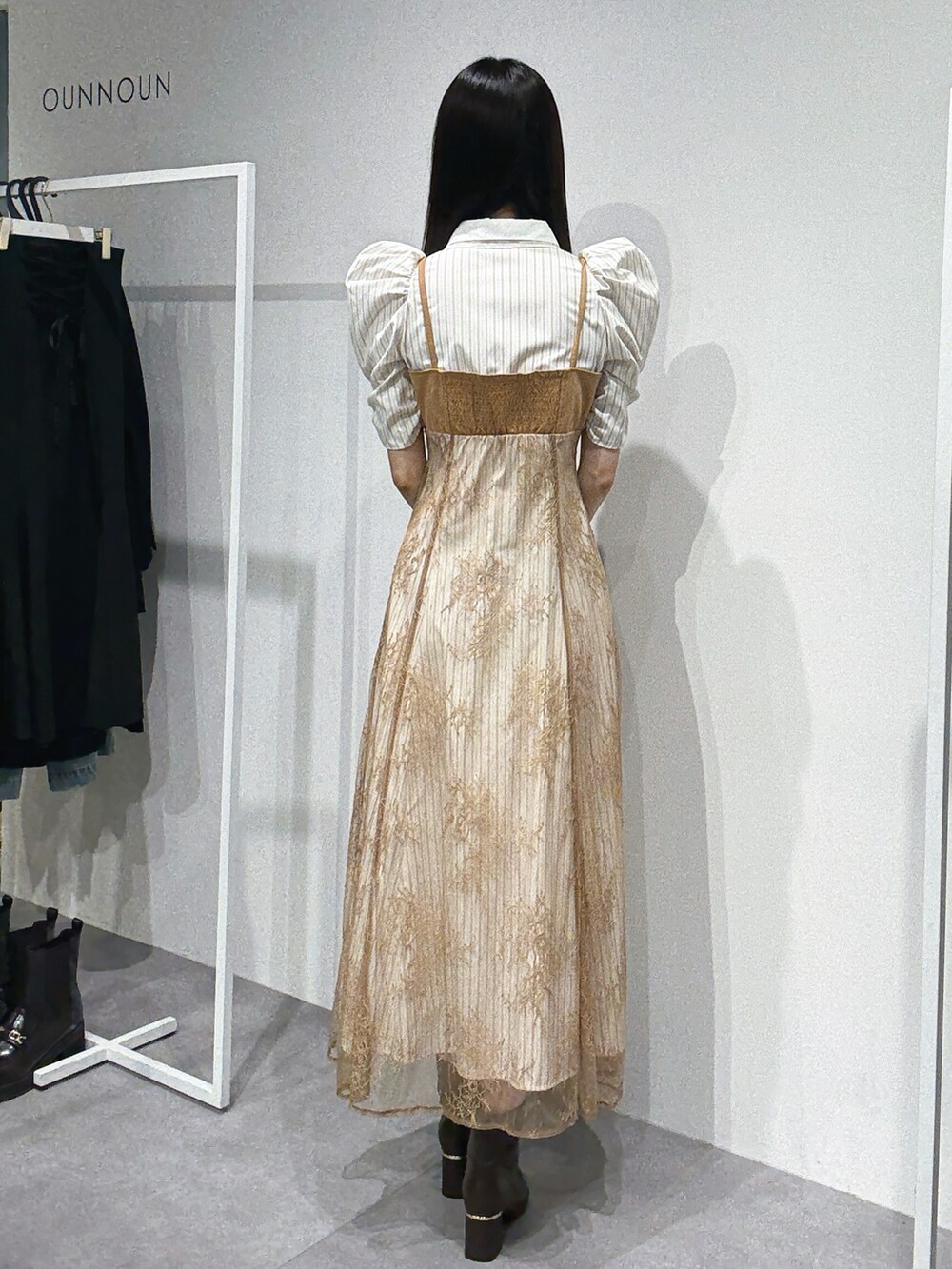 ブラウン系のブーツ、ベージュ系のワンピースを着用したレディースの夏コーディネートの4枚目の写真