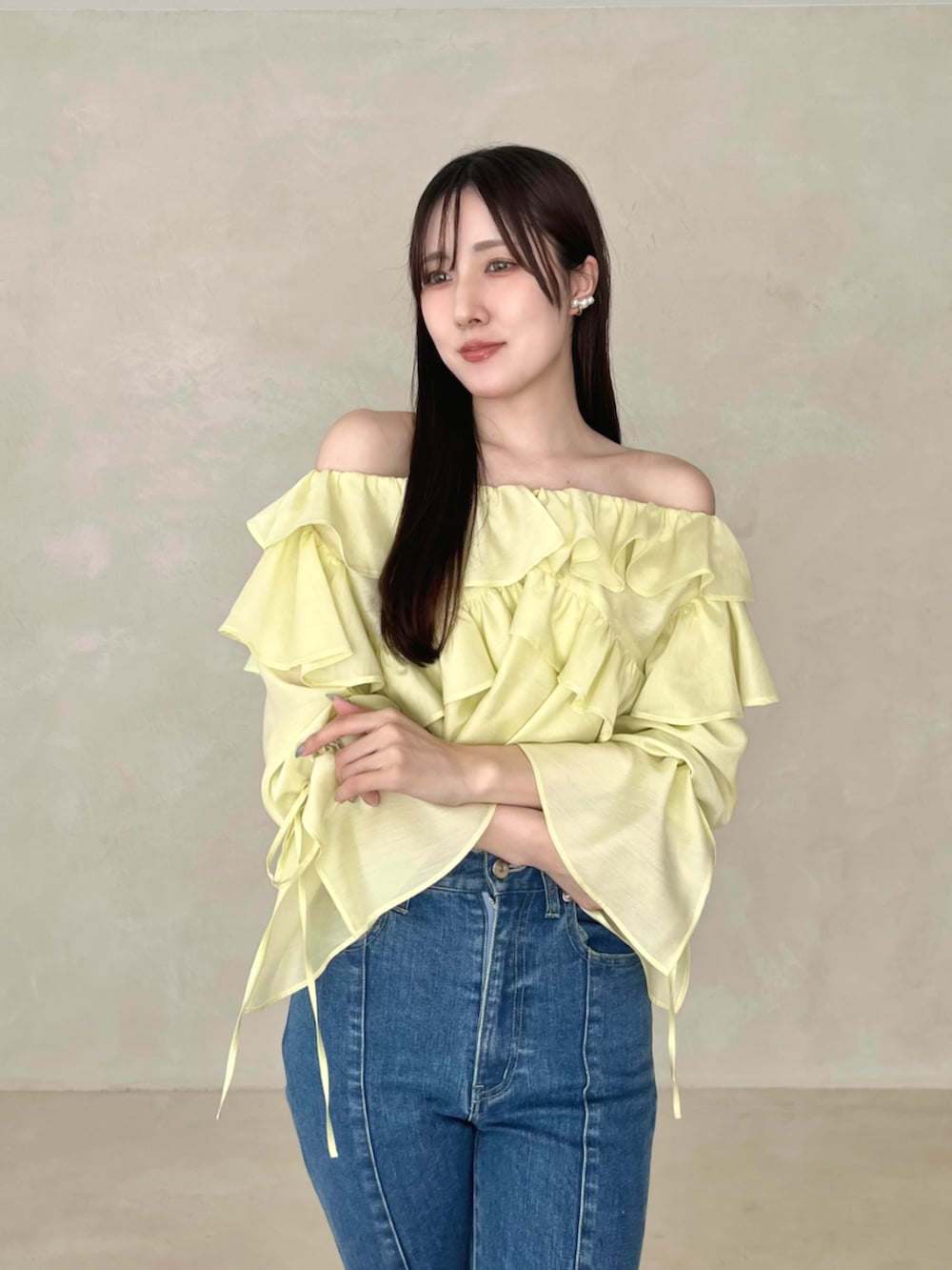 ブルー系のデニムパンツ、ブラウン系のローファー、イエロー系のシャツ/ブラウスを着用したレディースの夏コーディネートの5枚目の写真