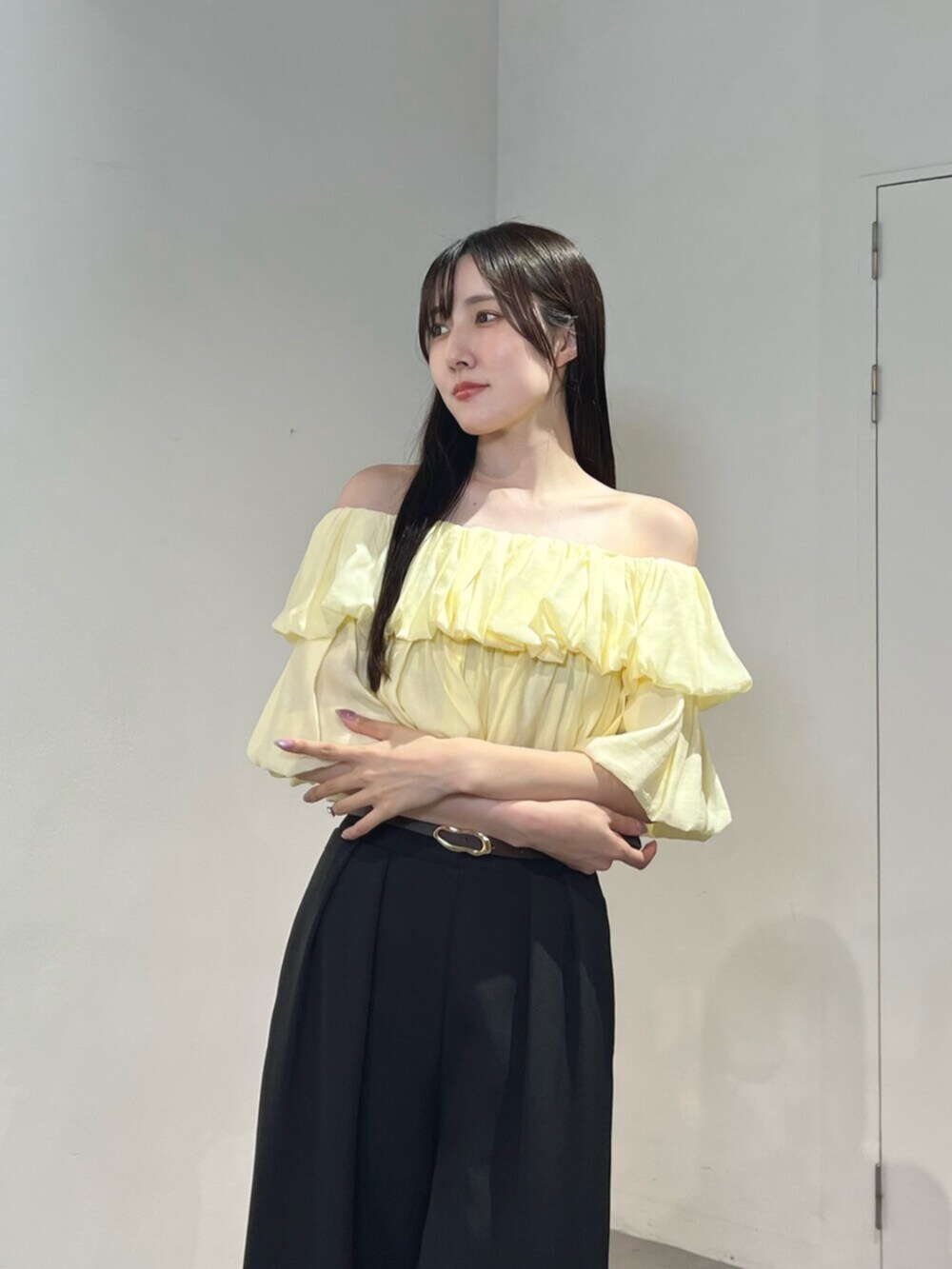 ブラック系のその他パンツ、ホワイト系のサンダル、イエロー系のシャツ/ブラウスを着用したレディースの夏コーディネートの5枚目の写真