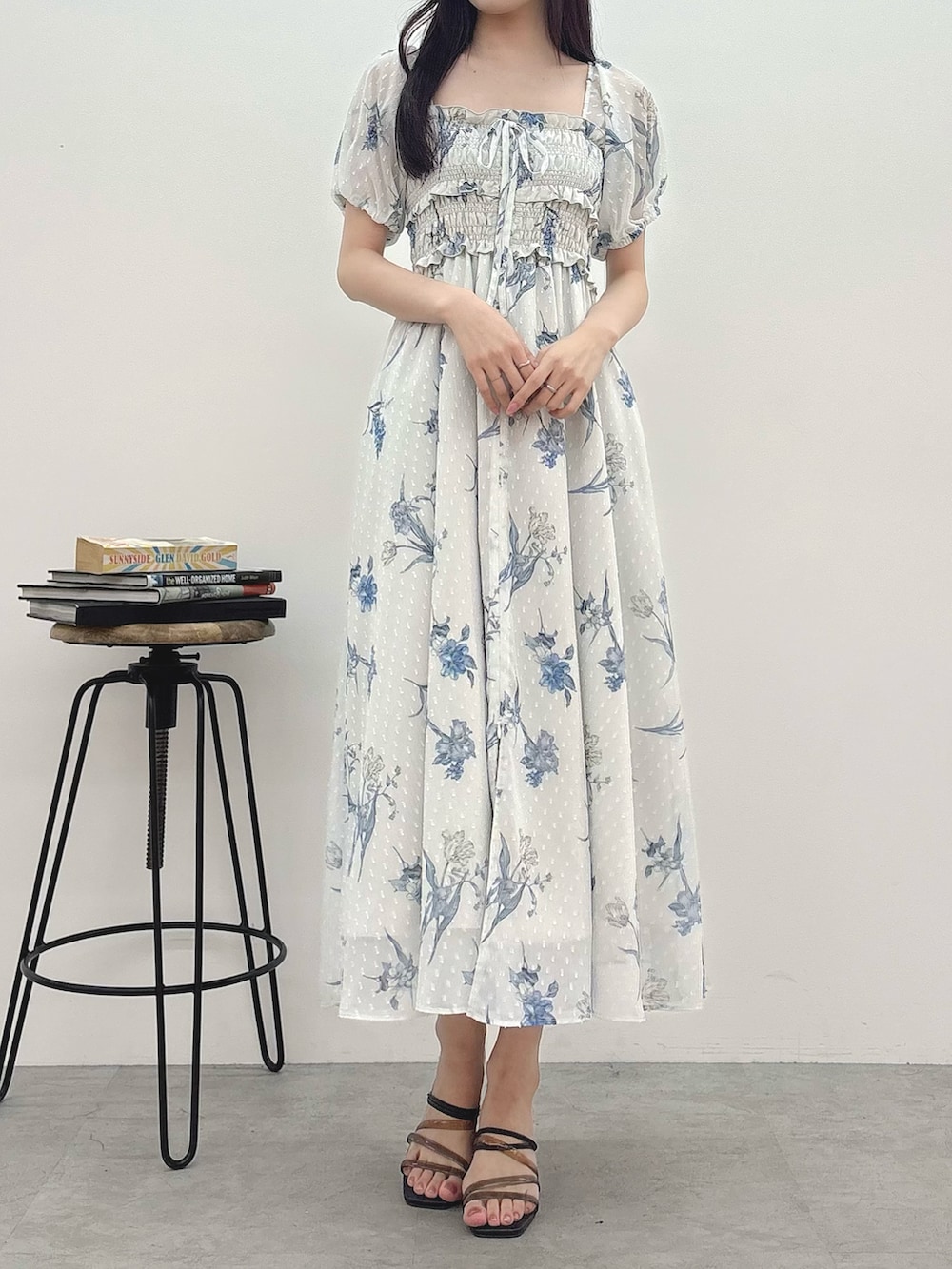 グレー系のワンピース、ブラック系のサンダルを着用したレディースの夏コーディネートの3枚目の写真