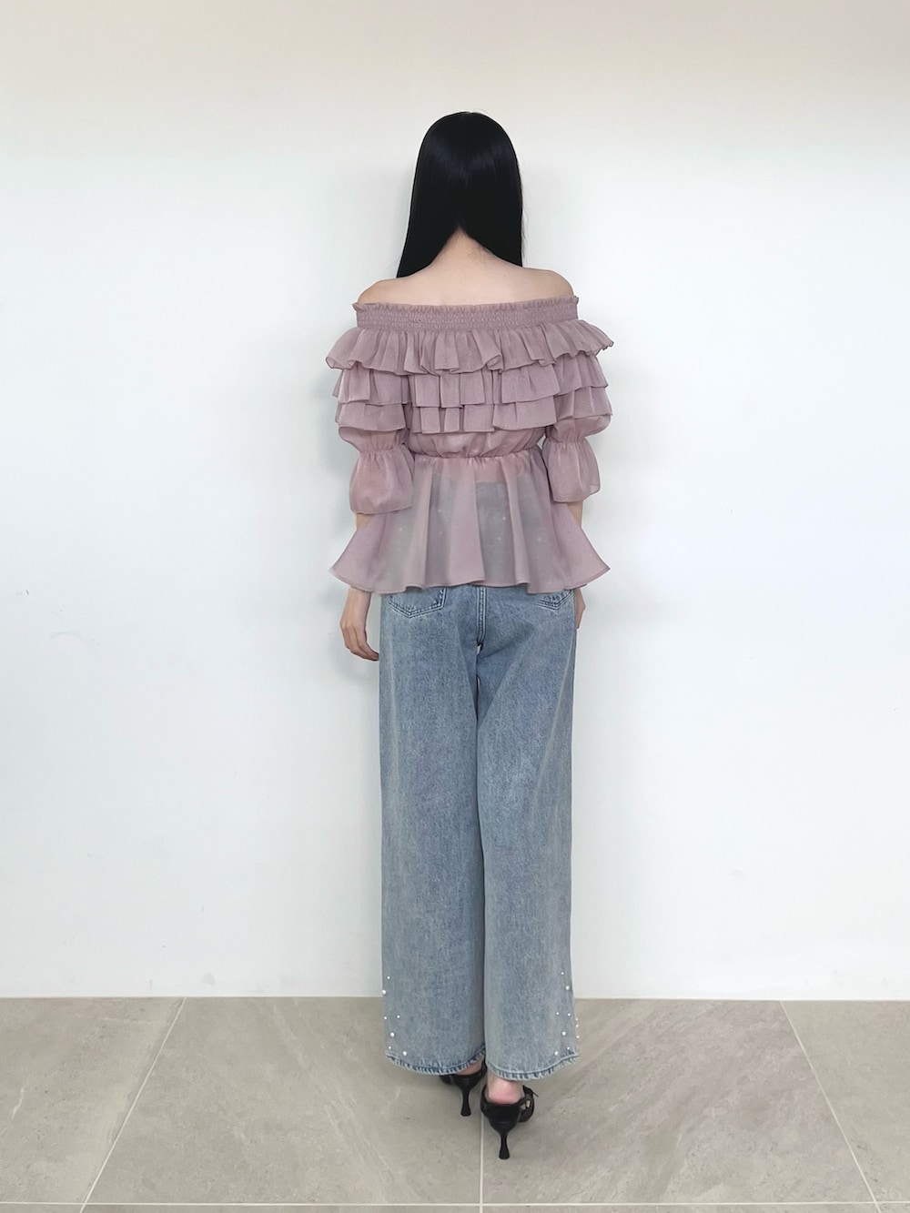 ブラック系のサンダル、ブルー系のデニムパンツ、ピンク系のシャツ/ブラウスを着用したレディースの夏コーディネートの5枚目の写真