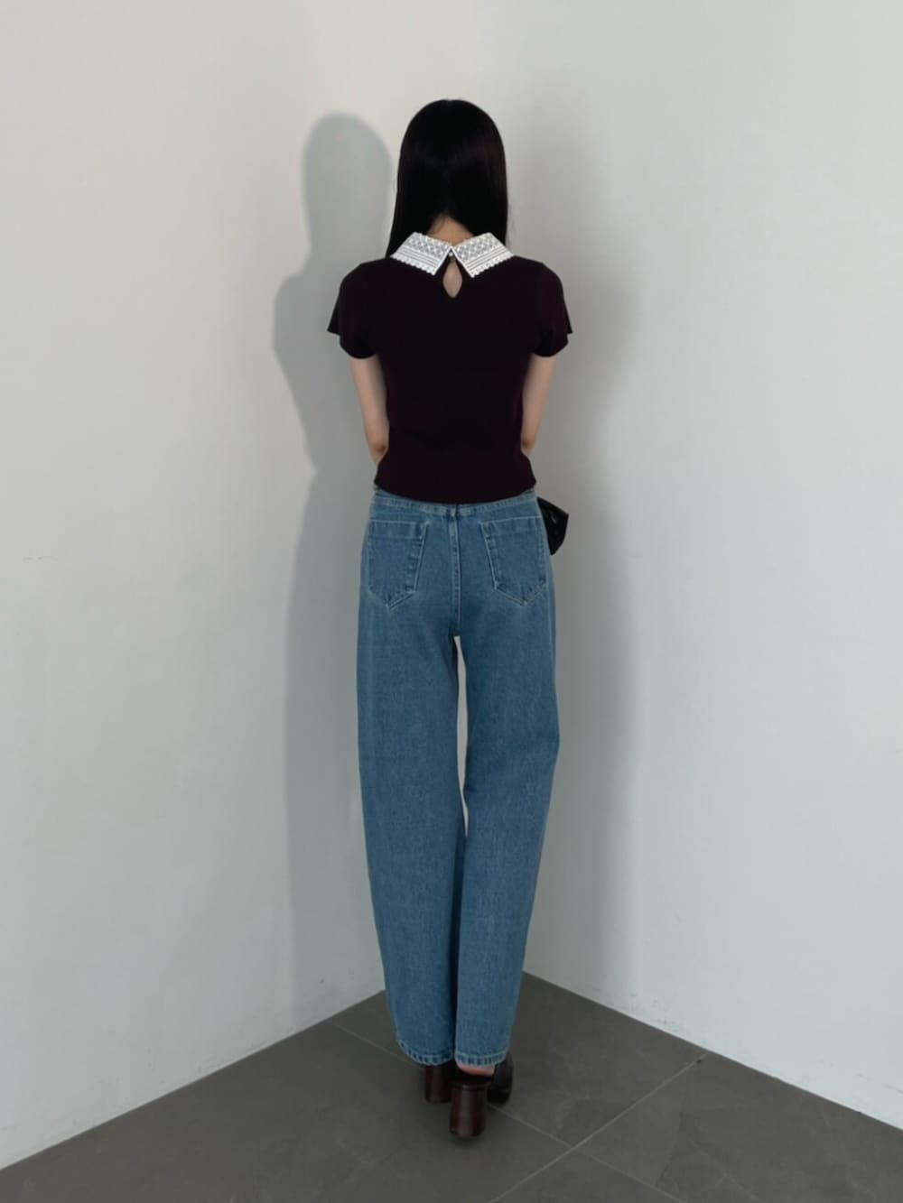 ブラウン系のニット/セーター、ブラウン系のローファー、ブルー系のデニムパンツを着用したレディースの夏コーディネートの3枚目の写真