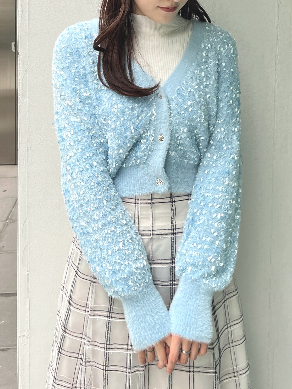ブルー系のカーディガン/ボレロ、ホワイト系のニット/セーター、ホワイト系のスカートを着用したレディースの夏コーディネートの4枚目の写真