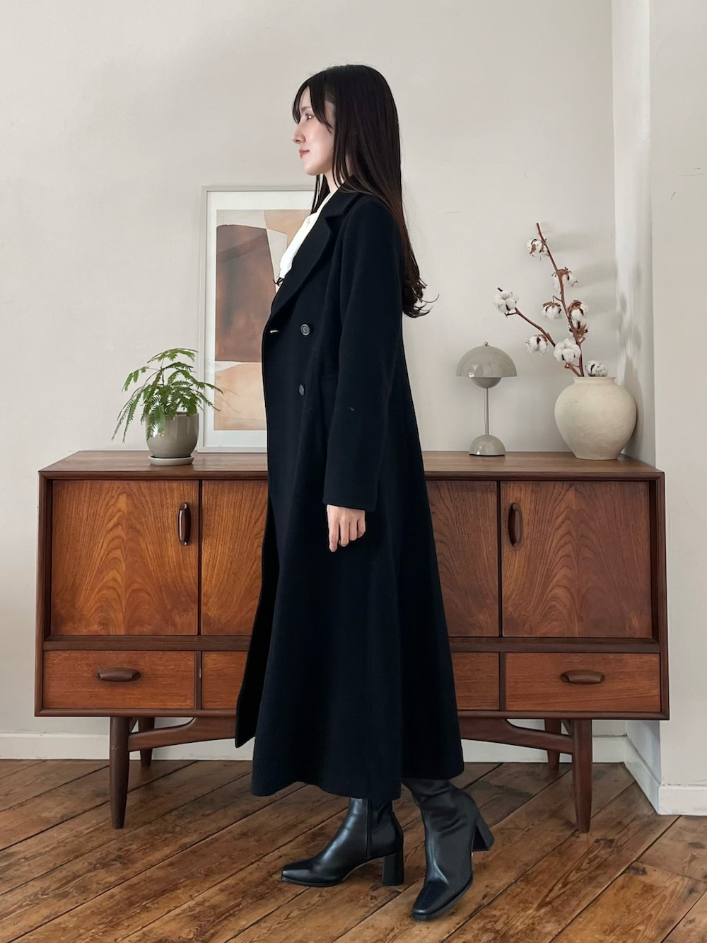 ブラウン系のブーツ、ブラック系のその他アウター、ホワイト系のシャツ/ブラウスを着用したレディースの冬コーディネートの4枚目の写真