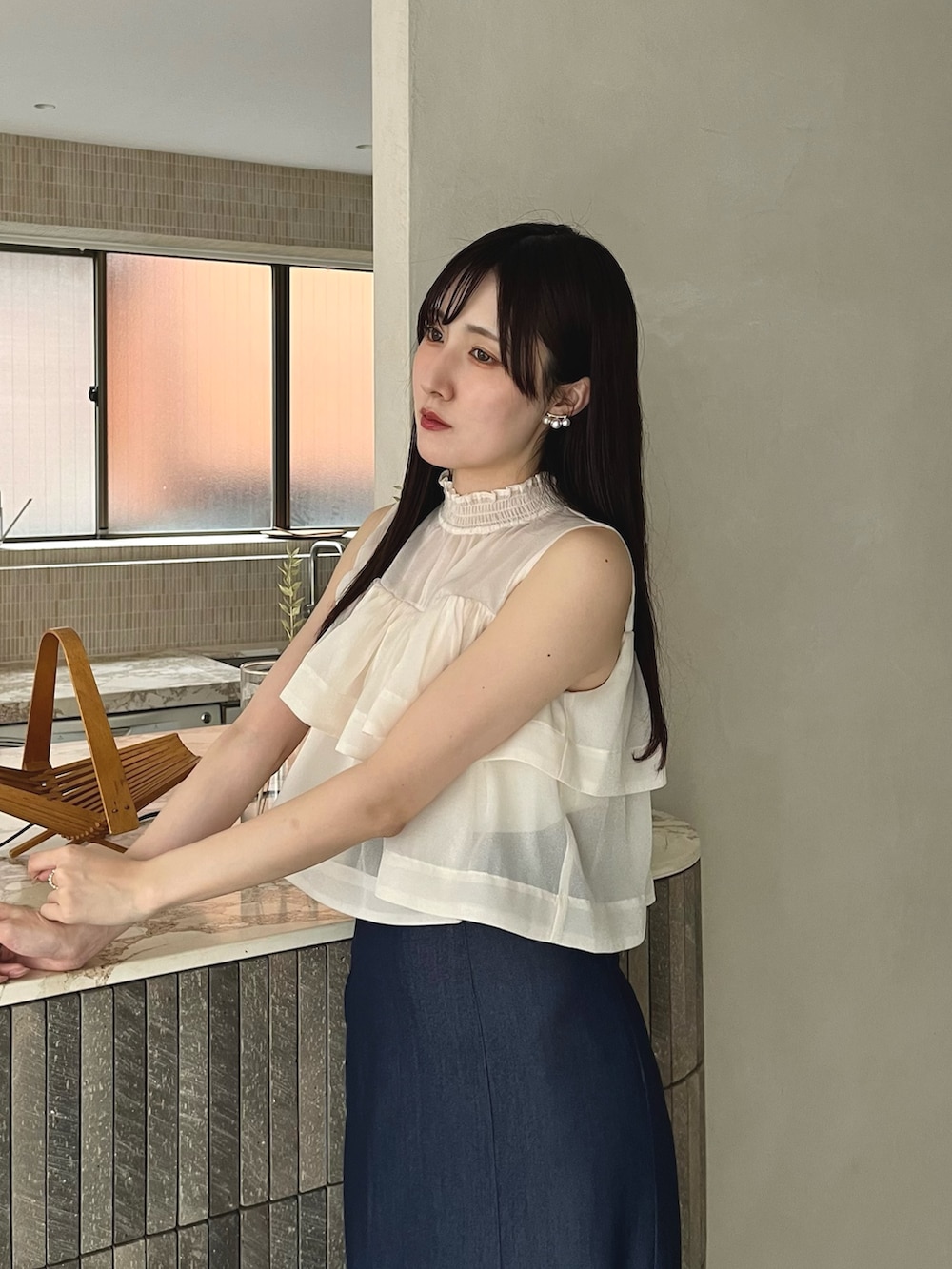 ブルー系のスカート、ホワイト系のサンダル、ホワイト系のシャツ/ブラウスを着用したレディースの夏コーディネートの4枚目の写真