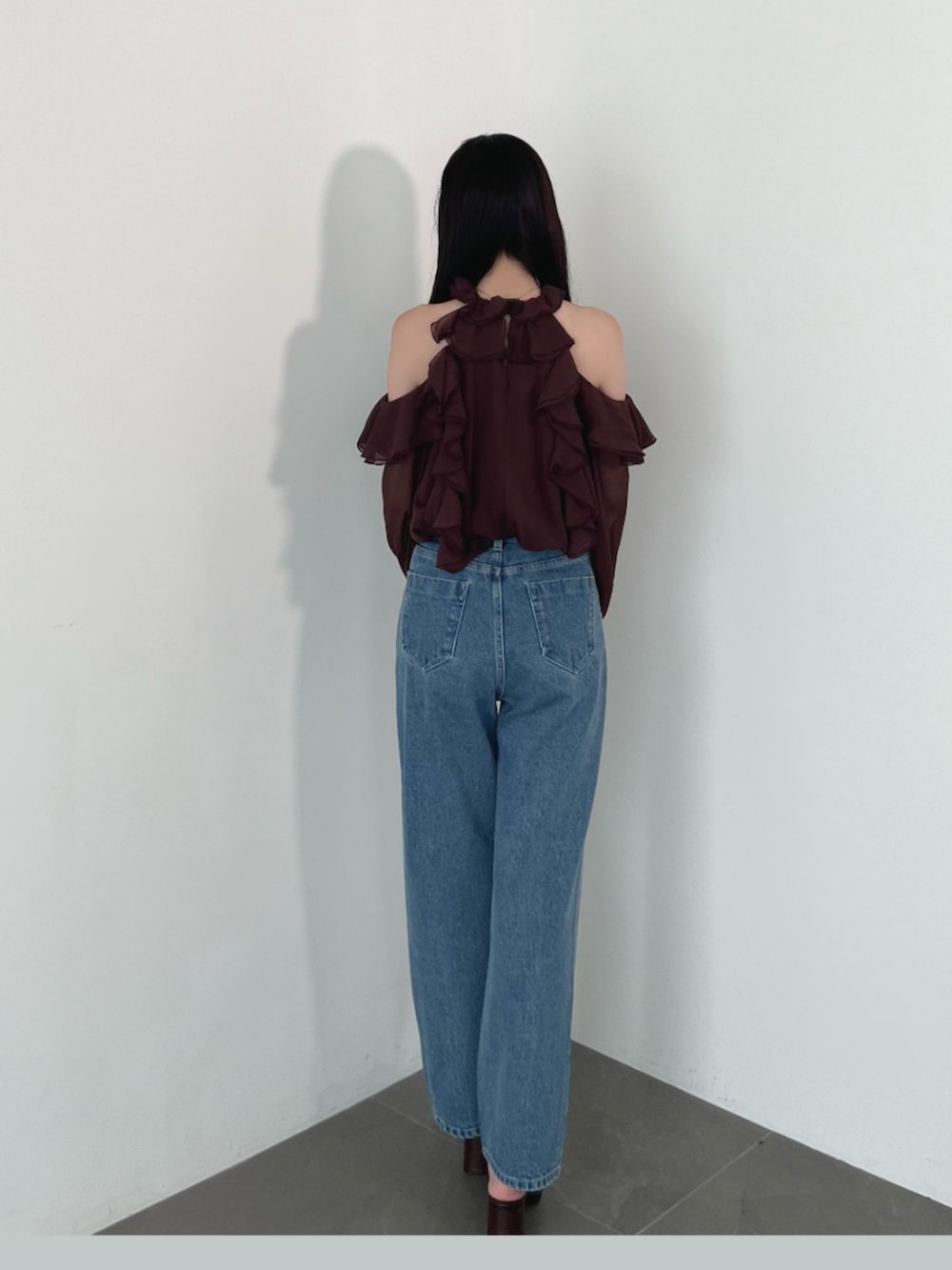 ブラウン系のローファー、ブルー系のデニムパンツ、ブラウン系のワンピースを着用したレディースの夏コーディネートの5枚目の写真