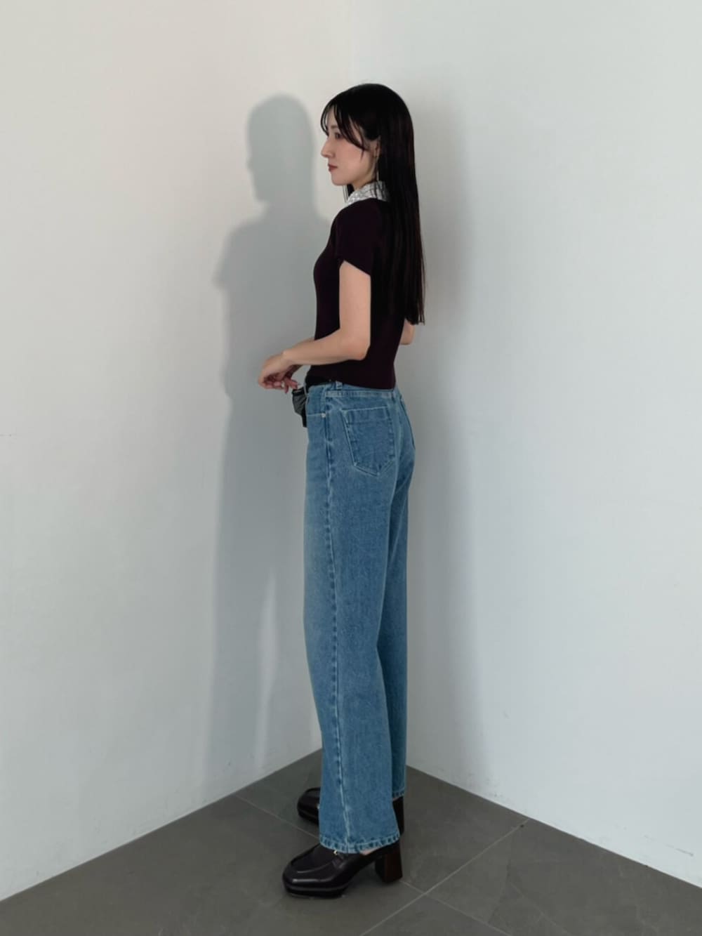 ブラウン系のニット/セーター、ブラウン系のローファー、ブルー系のデニムパンツを着用したレディースの夏コーディネートの2枚目の写真