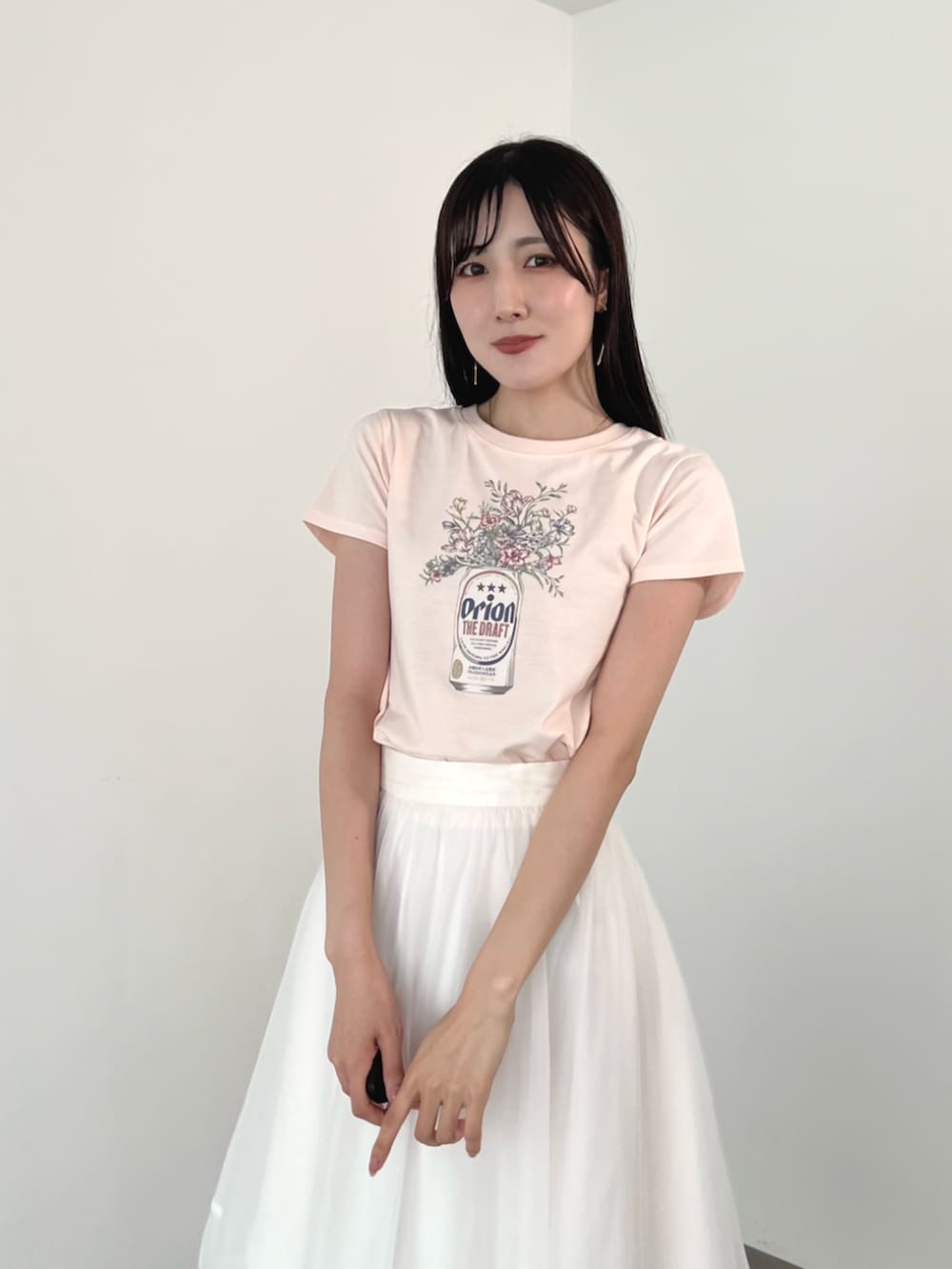 ブラウン系のローファー、ホワイト系のスカートを着用したレディースの夏コーディネートの6枚目の写真