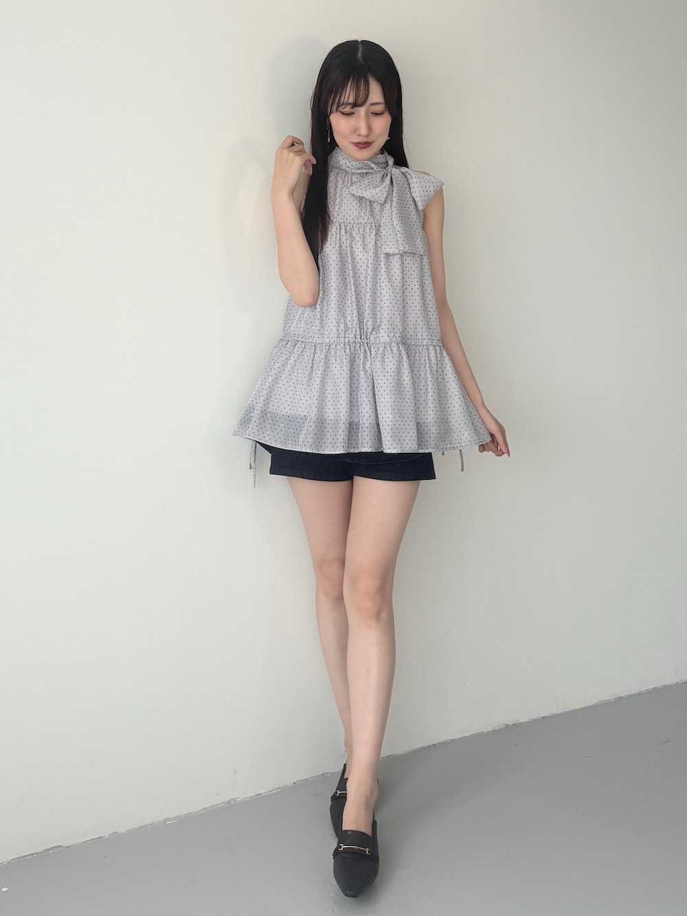 ブラウン系のパンプス、グレー系のシャツ/ブラウス、ブルー系のその他パンツを着用したレディースの夏コーディネートの2枚目の写真