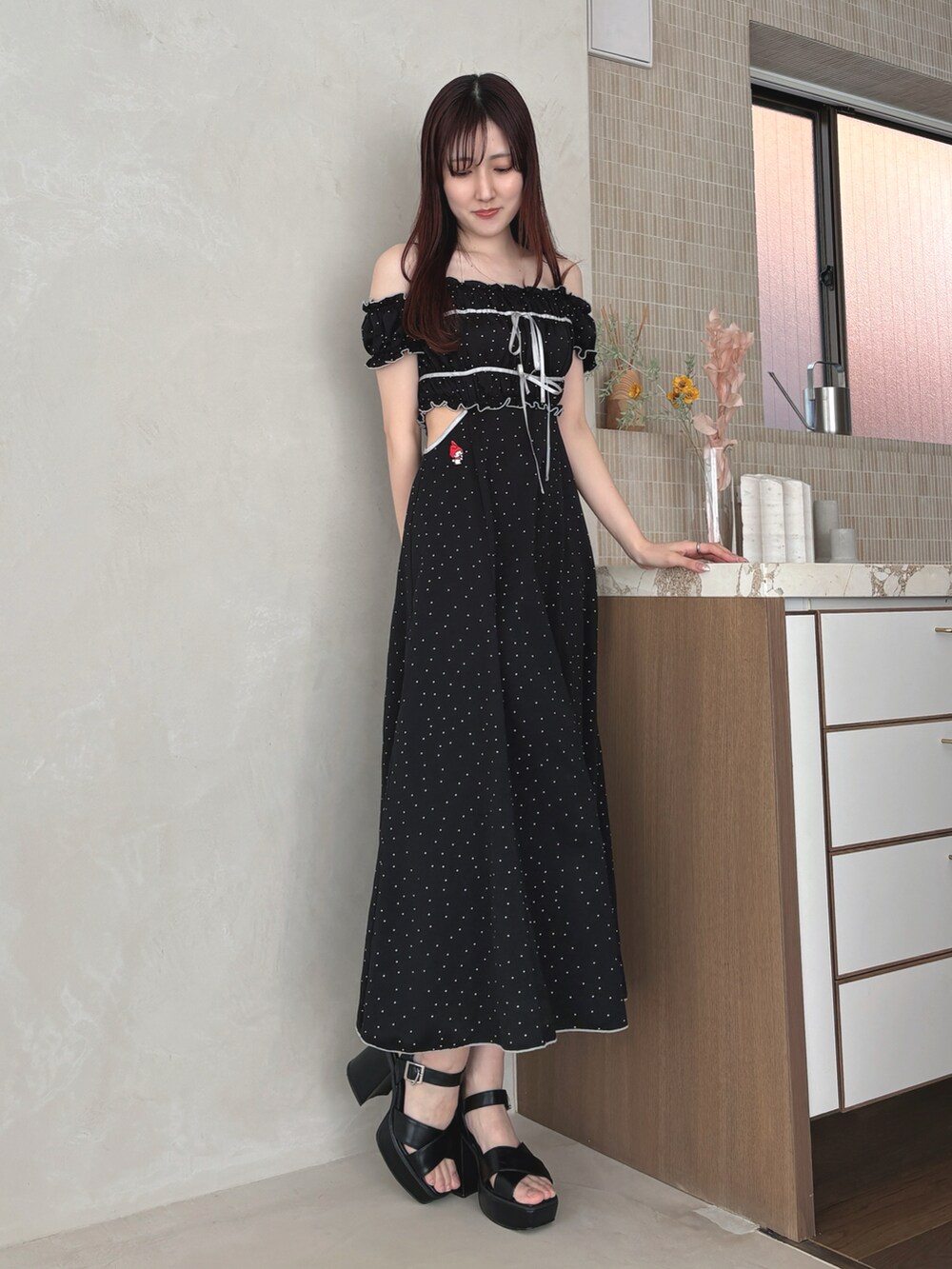 ブラック系のサンダル、ブラック系のワンピースを着用したレディースの春コーディネートの5枚目の写真