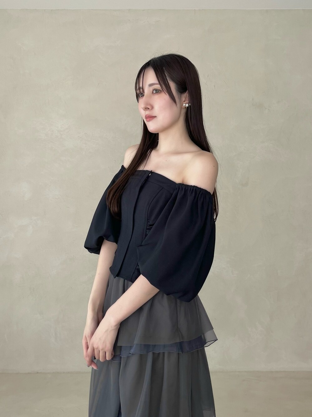 ブラック系のシューズ、グレー系のスカート、ブルー系のシャツ/ブラウスを着用したレディースの夏コーディネートの6枚目の写真