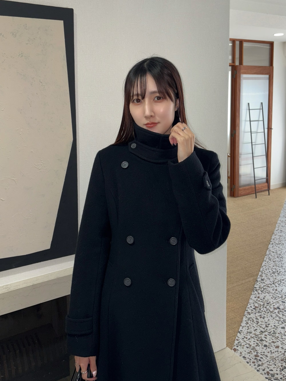 ブラック系のその他アウター、ブラック系のハンドバッグ、ブラック系のブーツを着用したレディースの冬コーディネートの4枚目の写真