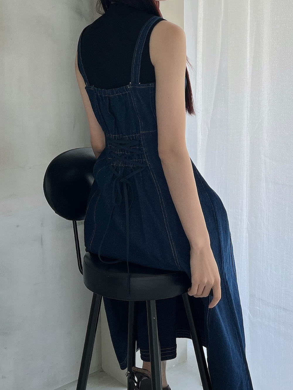 ブラウン系のパンプス、ブルー系のワンピース、ブラック系のニット/セーターを着用したレディースの春コーディネートの5枚目の写真