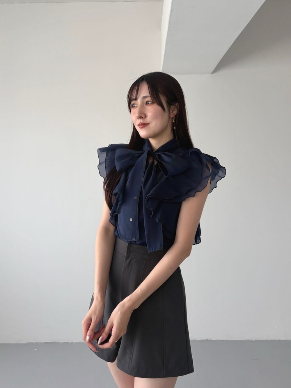 グレー系のその他パンツ、ブルー系のシャツ/ブラウスを着用したレディースの夏コーディネートの5枚目の写真