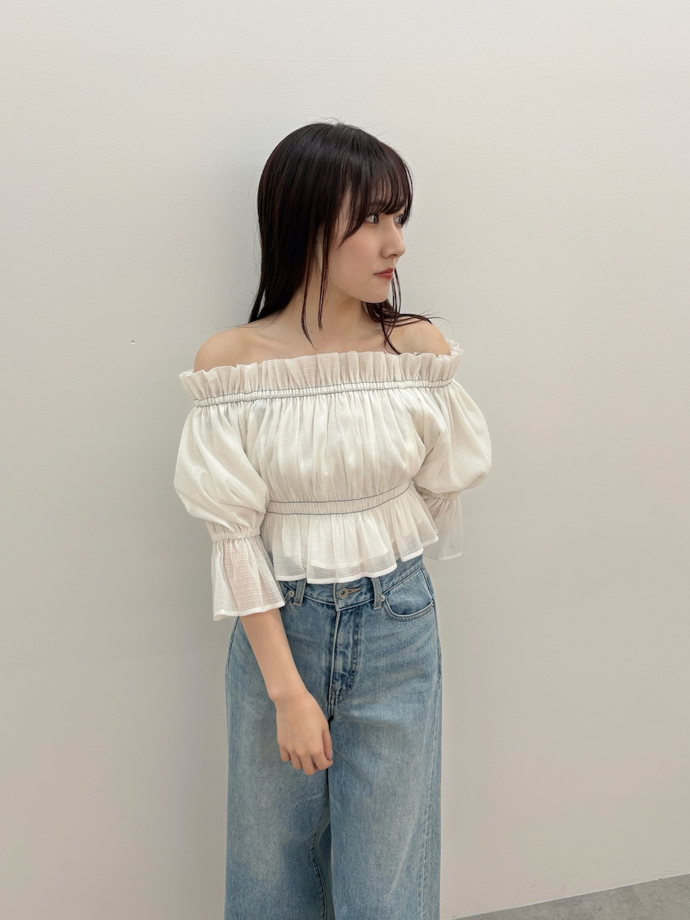 ホワイト系のシャツ/ブラウス、ブルー系のデニムパンツ、ブラック系のサンダルを着用したレディースの春コーディネートの5枚目の写真