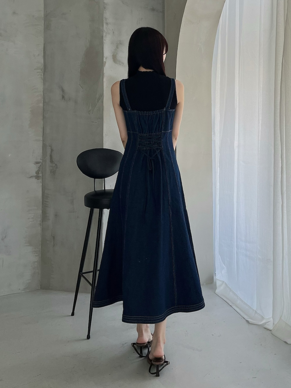 ブラウン系のパンプス、ブルー系のワンピース、ブラック系のニット/セーターを着用したレディースの春コーディネートの4枚目の写真