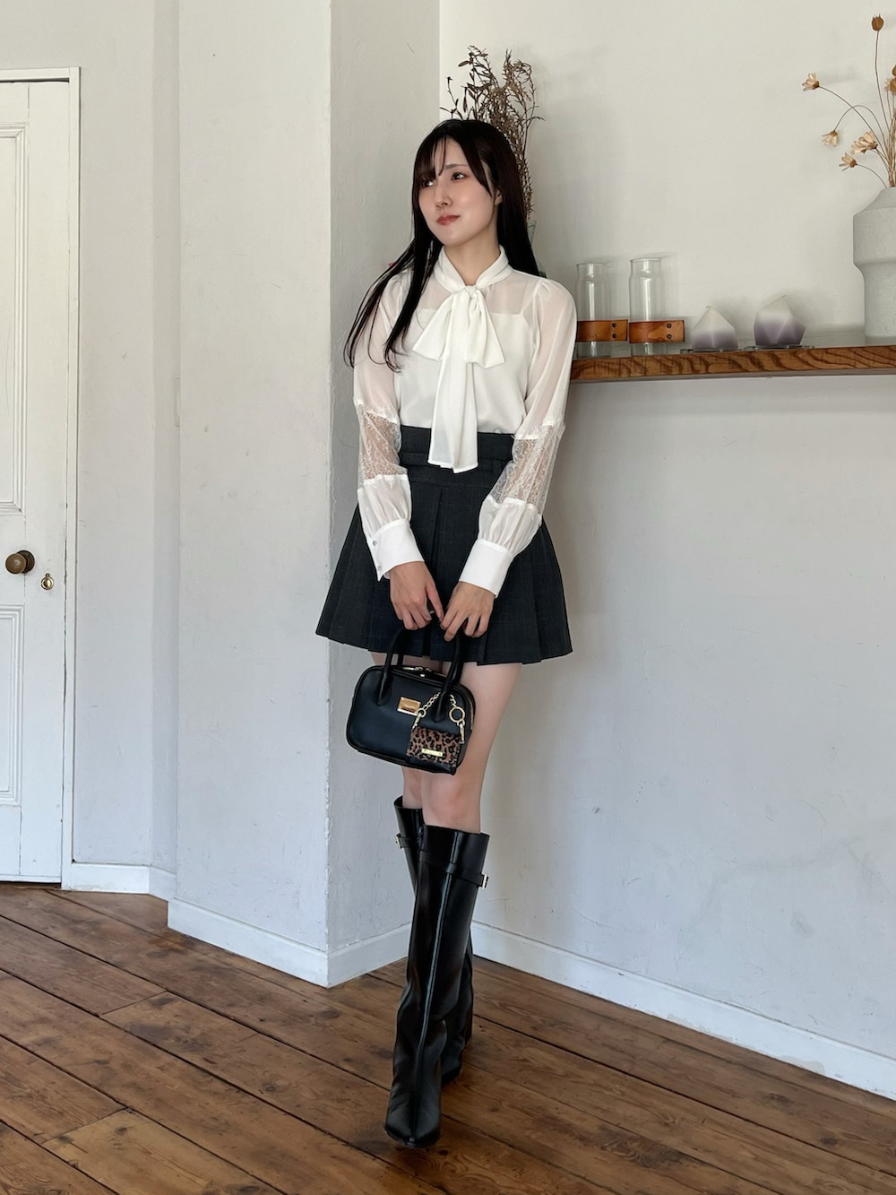 ホワイト系のシャツ/ブラウス、ブラック系のテーラードジャケット、ブラック系のハンドバッグを着用したレディースの秋コーディネートの5枚目の写真