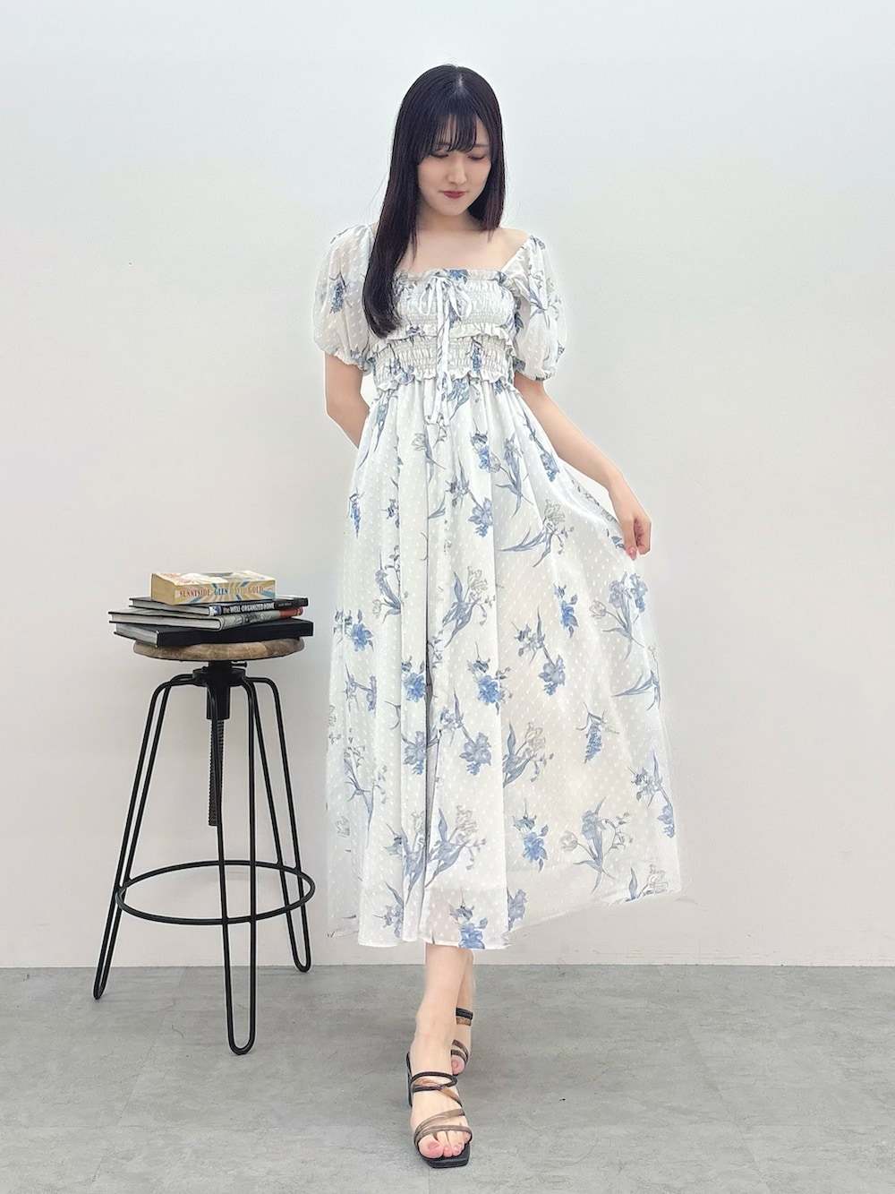 グレー系のワンピース、ブラック系のサンダルを着用したレディースの夏コーディネートの2枚目の写真