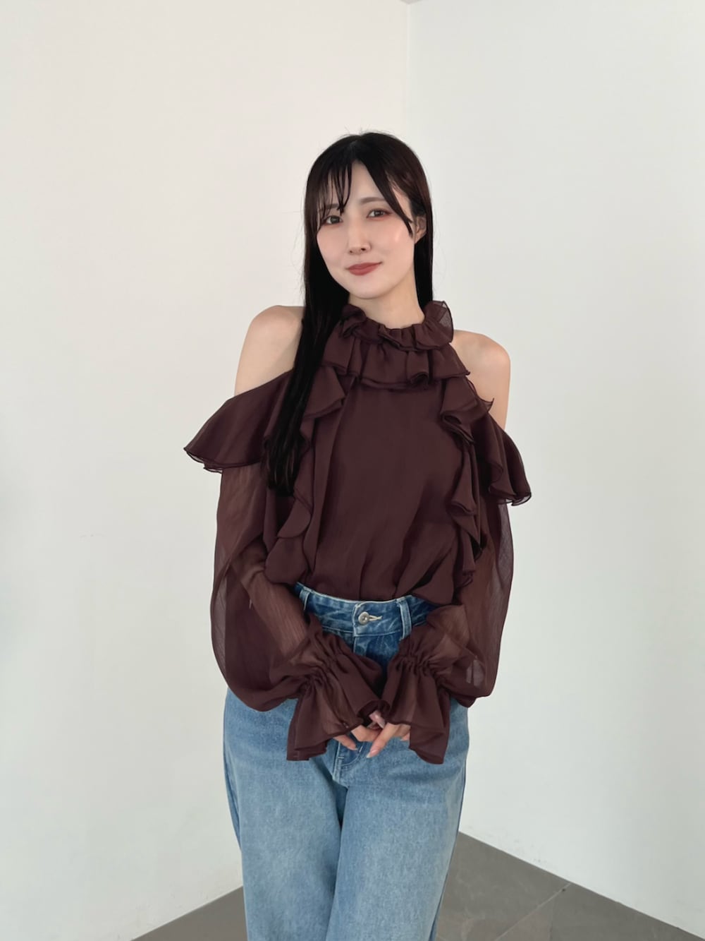 ブラウン系のローファー、ブルー系のデニムパンツ、ブラウン系のワンピースを着用したレディースの夏コーディネートの6枚目の写真