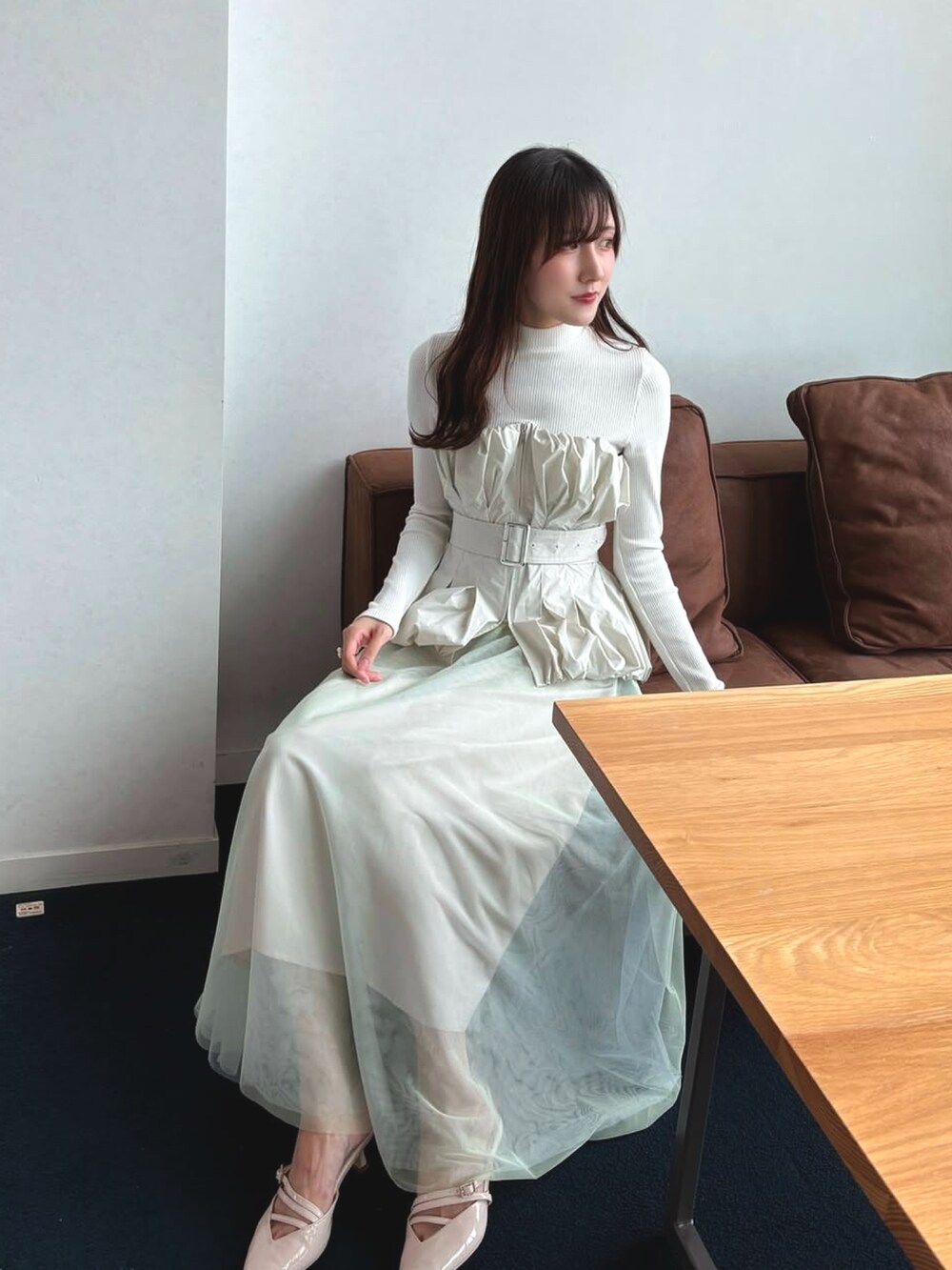 ホワイト系のワンピース、ベージュ系のパンプスを着用したレディースの冬コーディネートの2枚目の写真
