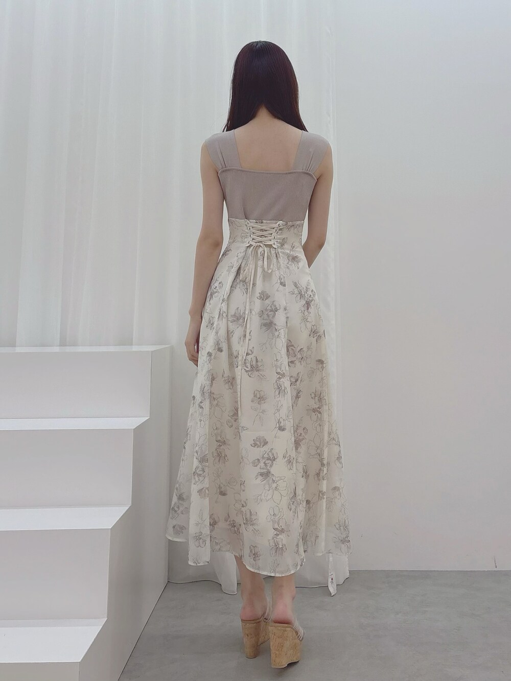 ベージュ系のワンピース、その他のサンダルを着用したレディースの春コーディネートの5枚目の写真