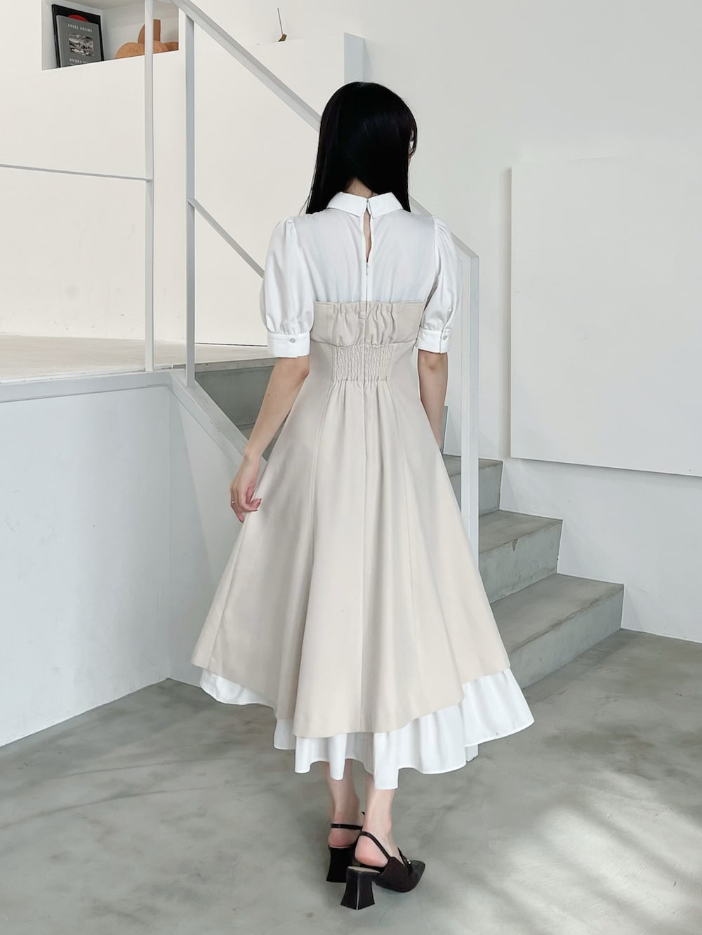 ブラウン系のパンプス、ベージュ系のワンピースを着用したレディースの春コーディネートの4枚目の写真