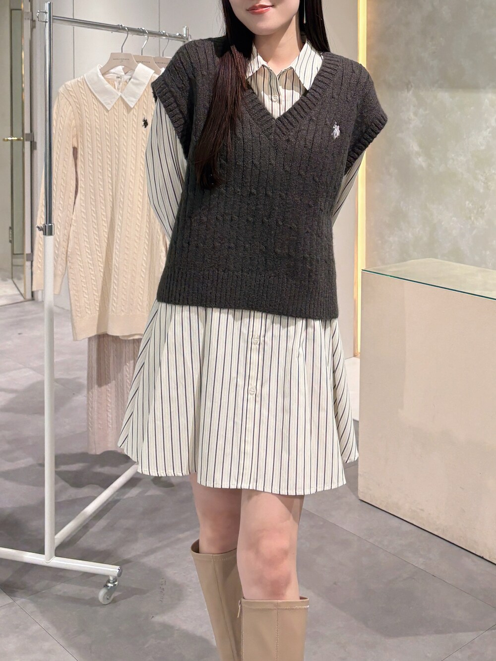 グレー系のワンピース、ベージュ系のブーツを着用したレディースの冬コーディネートの4枚目の写真