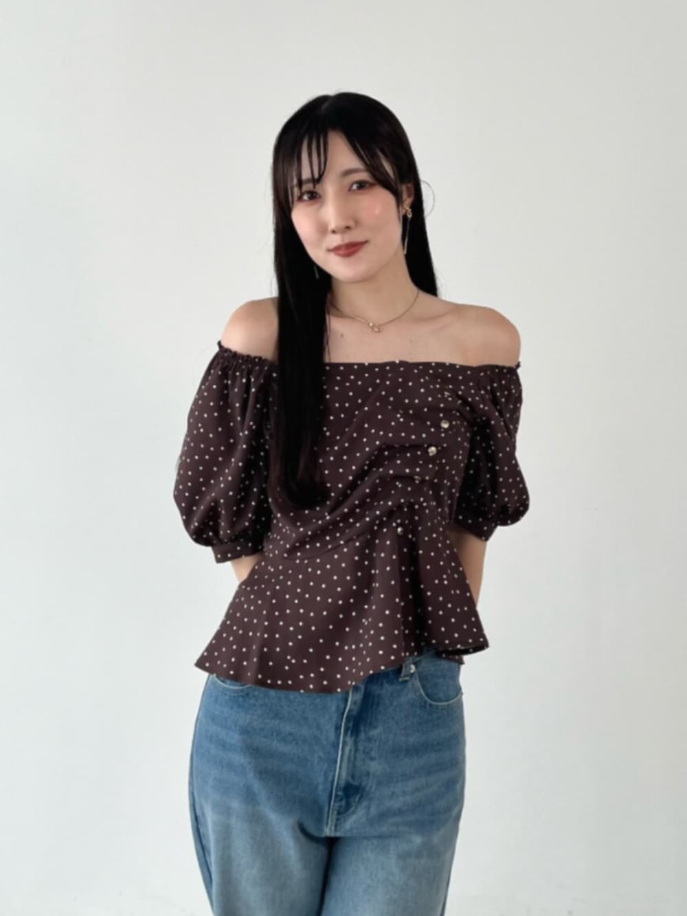 ブラウン系のシャツ/ブラウス、ブラウン系のローファー、ブルー系のデニムパンツを着用したレディースの夏コーディネートの9枚目の写真