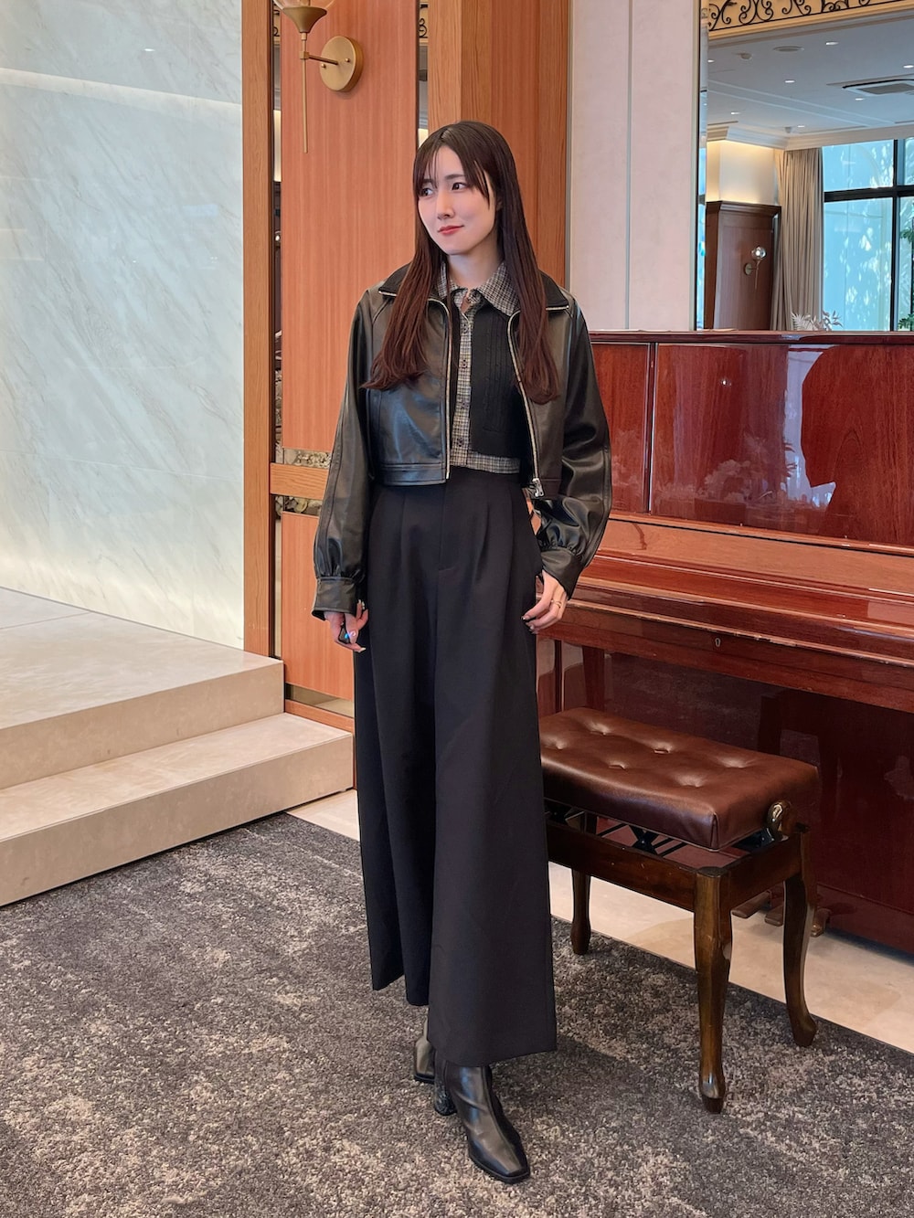 ブラック系のブーツ、ブラック系のその他パンツ、ブラック系のブルゾンを着用したレディースの秋コーディネートの2枚目の写真