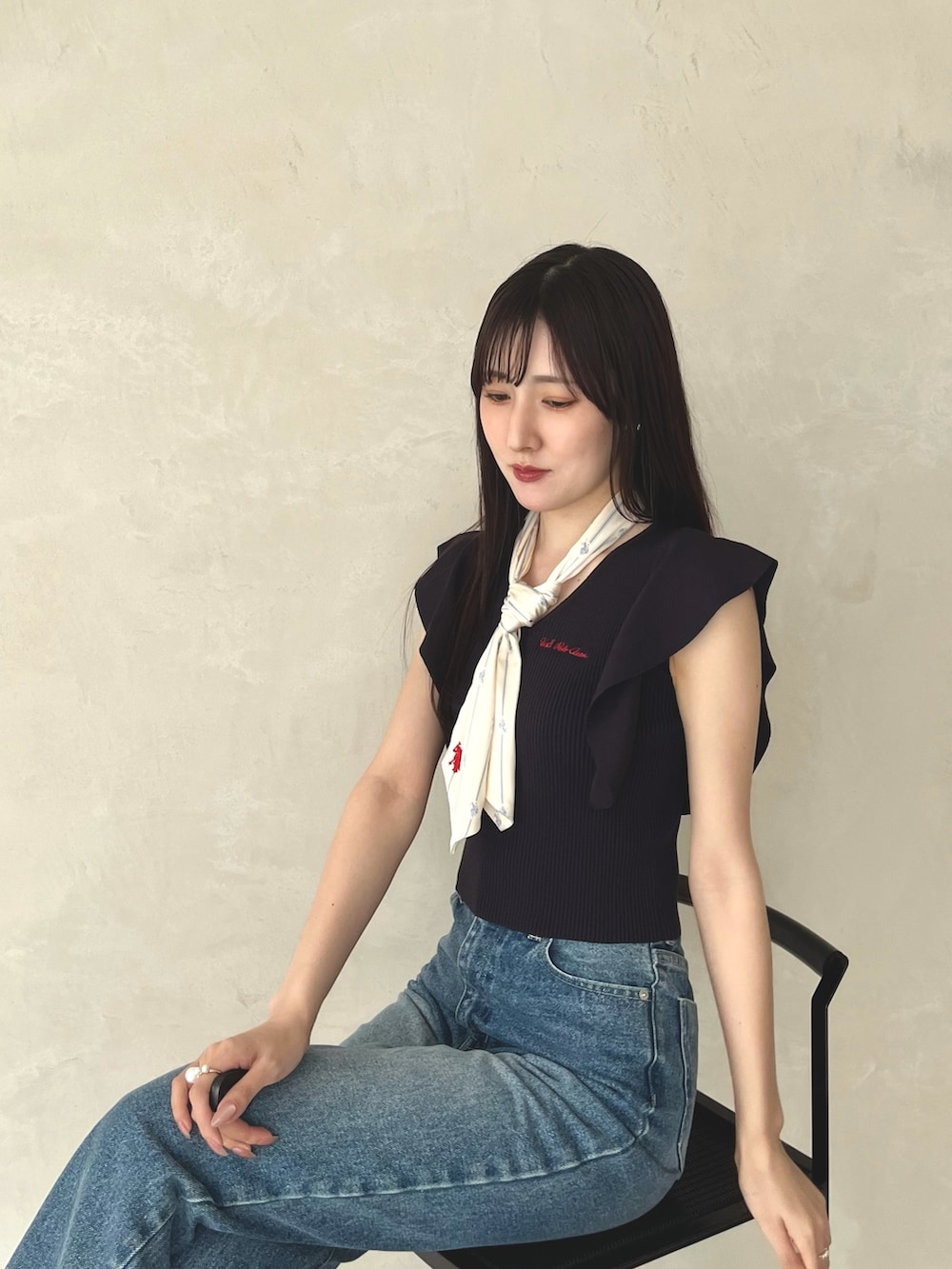 ブルー系のデニムパンツ、ブラウン系のシューズ、ブルー系のニット/セーターを着用したレディースの夏コーディネートの4枚目の写真