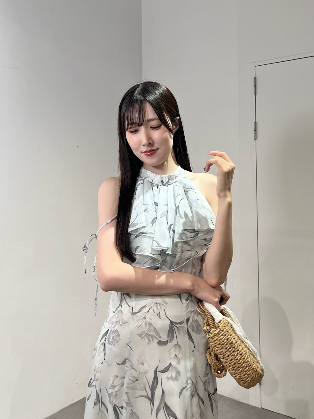 ブルー系のワンピース、ベージュ系のハンドバッグ、ホワイト系のサンダルを着用したレディースの夏コーディネートの7枚目の写真