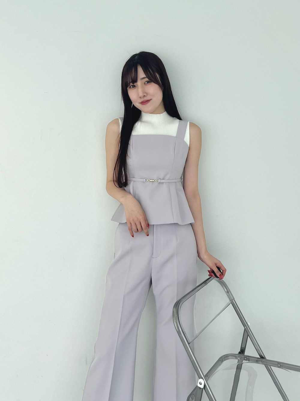 ブラック系のパンプス、グレー系のつなぎ/オールインワン、ホワイト系のニット/セーターを着用したレディースの春コーディネートの3枚目の写真