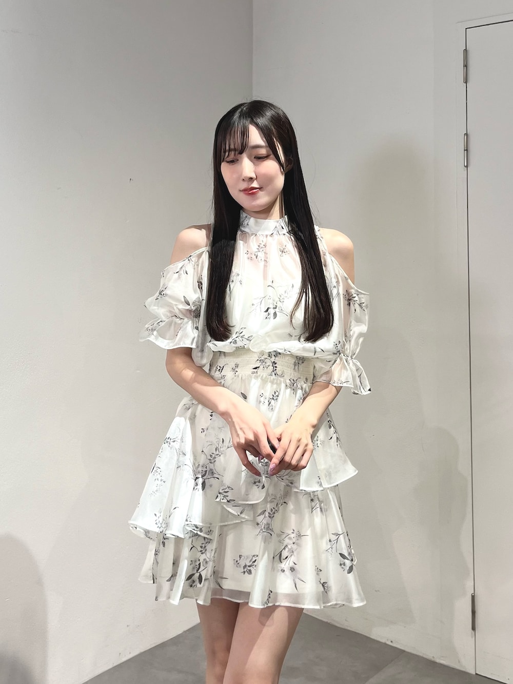 ホワイト系のワンピース、グリーン系のショルダーバッグ、グレー系のブーツを着用したレディースの夏コーディネートの6枚目の写真