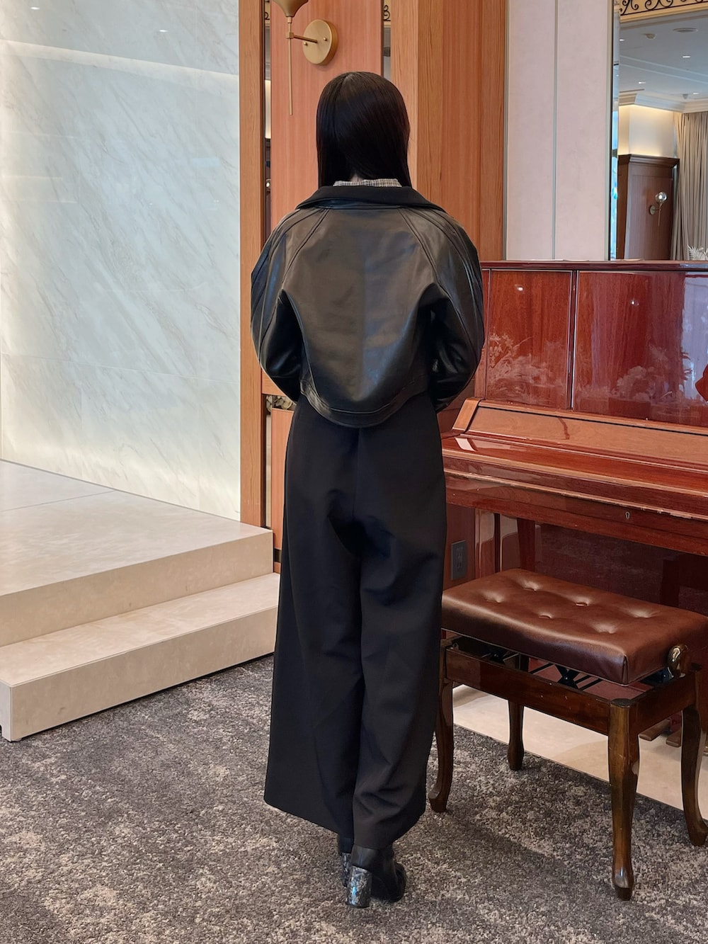 ブラック系のブーツ、ブラック系のその他パンツ、ブラック系のブルゾンを着用したレディースの秋コーディネートの4枚目の写真